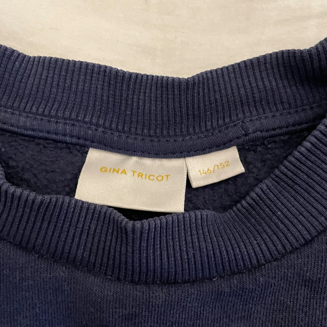 Marinblå hoodie från Gina  - 90