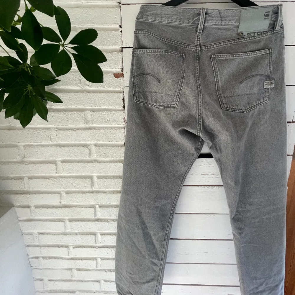Säljer mina G-star jeans eftersom dom inte längre kommer till användning:)  Hittar inte dom längre på g-stars hemsida men har fler bilder om det behövs 😄 GS/E.89  . Jeans & Byxor.