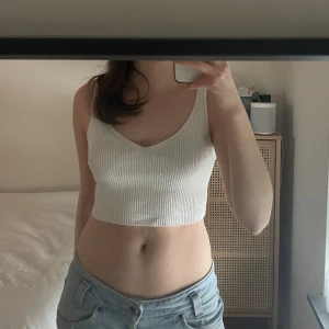 Linne - Vitt croppat linne från Weekday, perfekt till sommaren!🐠skönt ribbat material.  Storlek M