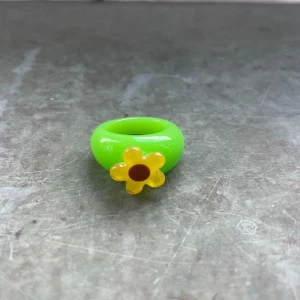 Blommig ring  - Piffar upp en outfit!