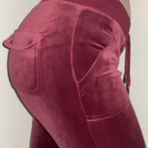 Ett par Juicy Couture Del Ray Pocket Pant i färgen Persian Red. Inga defekter alls, använda ett fåtal gånger därav priset. Provar sälja då jag vill ha en annan färg :) Tryck gärna på ”Köp nu” eller skriv vid funderingar! 
