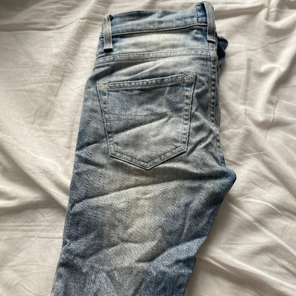 Supersnygga jeans😍 älskar färgen och fickorna. Dom är skinny i benen. Tryck gärna på köp nu❤️ kontakta mig med frågor.. Jeans & Byxor.