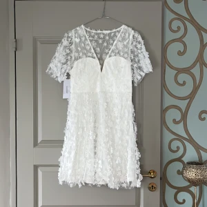 Hannie dress - Perfekt klänning till studenten eller sommaren!  Helt ny och oanvänd, endast provad men passade inte mig.   Från bubbleroom, slutsåld i strl.36.  nypris 1000