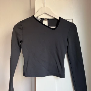 Versace topp - Prissänkt!  Grå äkta Versace vintage crop top i scuba material med asymmetrisk halslinning