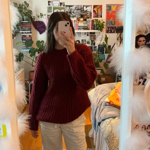 trendig vinröd stickad tröja - säljer denna vinröda super mysiga stickade tröjan från zara! den är i storlek S men är väldigt rymlig, endast använd fåtal gånger! köparen står för frakten