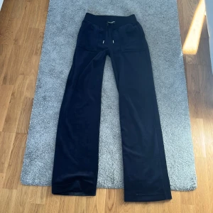 Mörkblåa Juicy Couture byxor XS - XS, hyfsat nya, Mörkblåa, Juicy Couture, trendiga, mjukisbyxor