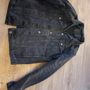 Grå jeans jacka från lager 157, endast använt en gång! 