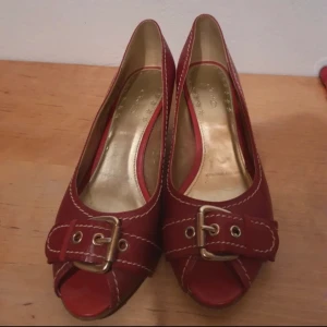 Röda klackar  - De snyggaste röda klackarna perfekta inför våren, dom är i den perfekta färgen och verkligen sköna, nästan nyskick och inga defekter💞 vintage Janet D.💕 pris kan diskuteras vid snabb affär 