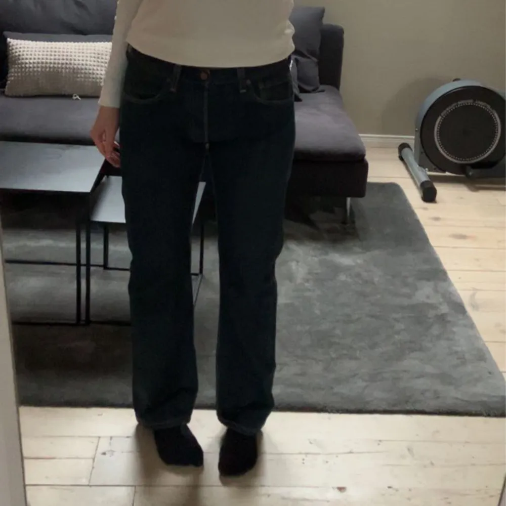 Vintage Levis jeans!! Använda en gång pga att jag inte riktigt tycker passformen är min stil. Jag är Medium i byxor så den passar dig med storlek M jättebra! Frakten står köparen för om det behövs!. Jeans & Byxor.