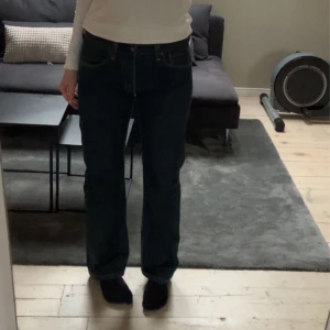 Levis Jeans 501 - Vintage Levis jeans!! Använda en gång pga att jag inte riktigt tycker passformen är min stil. Jag är Medium i byxor så den passar dig med storlek M jättebra! Frakten står köparen för om det behövs! Ge prisförslag om du är intresserad 