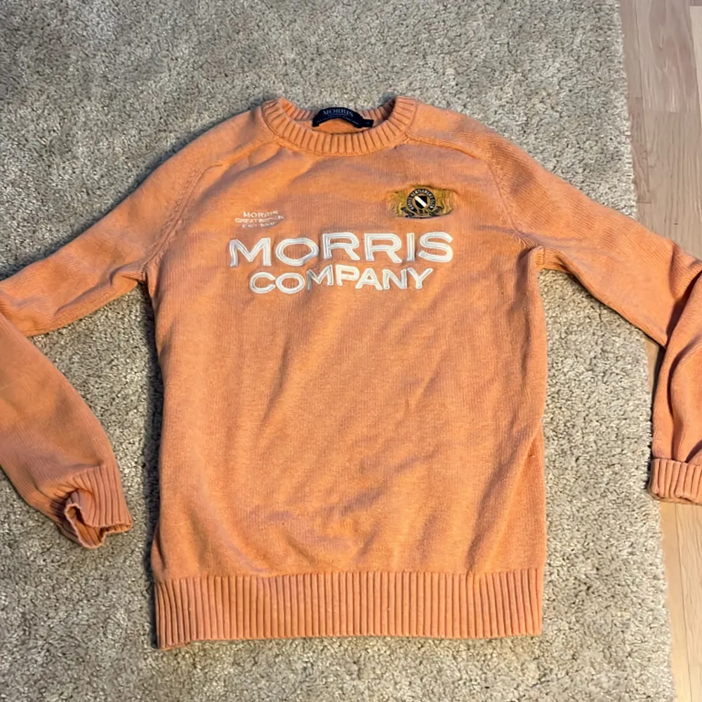 En korallfärgad Morris tröja!. Stickat.