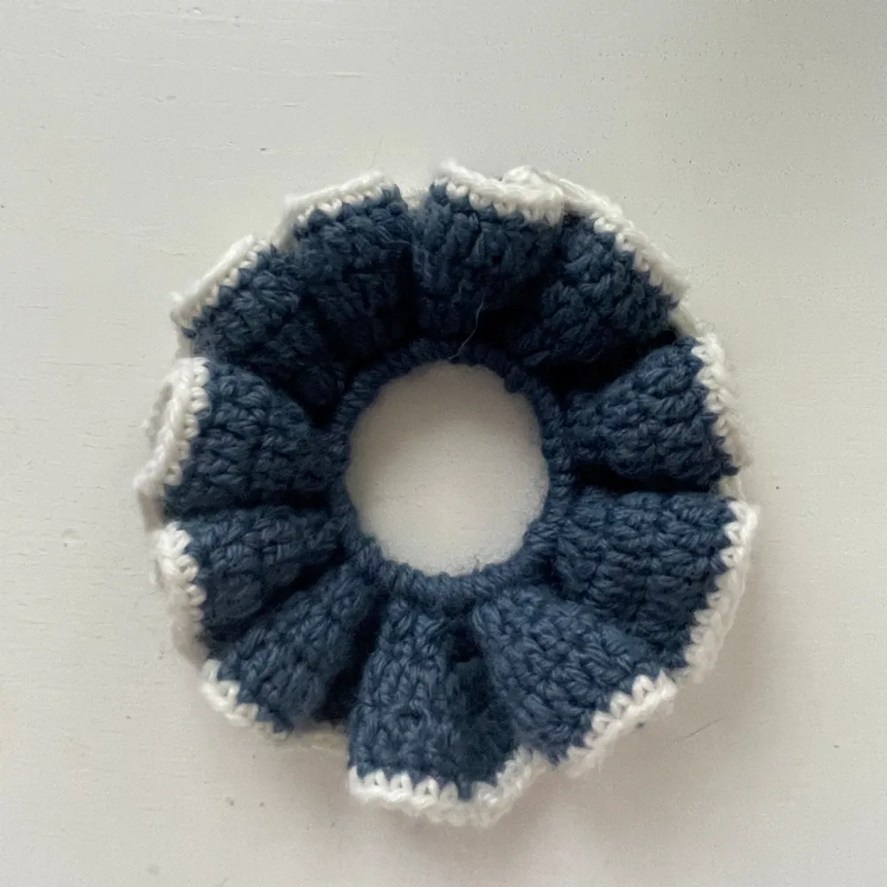 Supersöt virkad scrunchie i marinblå och vit färg! Supersöt till håret 💖✨ Går att beställa i vilken färg som helst!. Accessoarer.