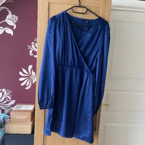 Blå festlig klänning i satin! Helt oanvänd o köpt för 399 men säljer för endast 150