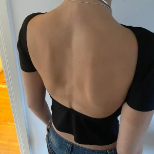 Öppenrygg t-shirt - Detta är samma modell som den vita. Passar både S och M beroende på hur tajt man vill ha den. Köpt i en affär i Barcelona. 