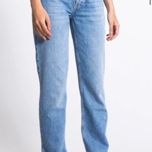 Lågmidjade Jeans - Lager 157 lågmidjade ”icon” jeans. Använda ett X antal gånger. Lite ”sliten” nere på högra benet (se bild 2) men absolut inget som syns.  Första bilden är lånad från lager 157. Skicka privat för fler bilder! ☺️  Köpare står för frakten om de behövs!