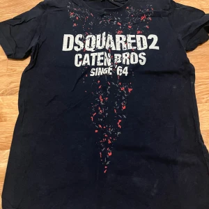Dsquared 2 t-shirt  - Jätte användbar t-shirt Storlek M men passar S och passar även tjejer och killar  Priset kan diskuteras 😊