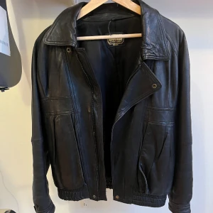 Äkta skinnjacka/läderjacka - Skinnjacka från märket garage. Overzised modell (på mig). Fint skick.  