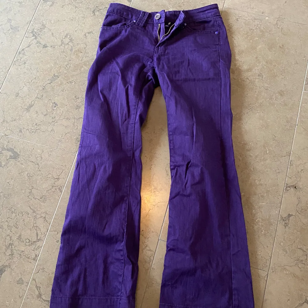 supercoola lila jeans i storlek xs/s . Jeans & Byxor.