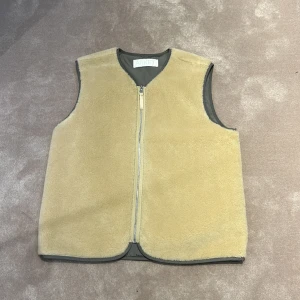 Arket Väst - Säljer denna grisch väst! Köpt ifrån Arket för 1499 kr! Knappt använd och därför är mitt pris 399! Storlek M fits L