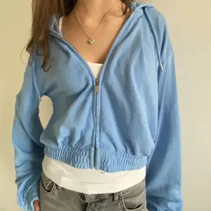 Säljer denna ljusblå hoodien då den inte kommer till användning! I nyskick🤍