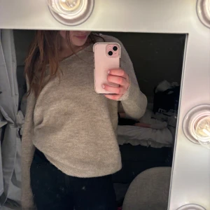 stickad tröja🤍 - liten fläck men annars jättefin, ( kan försöka få bort fläcken mer )💕