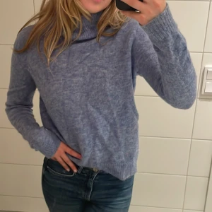 Blå stickad polo - Superfin blå stickad polotröja, i superbra skick, kommer inte till användning!🥰