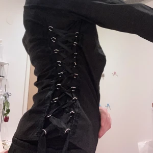 Skjorta  - Super cool skjorta med snörning på sidan  Storleken är L men funkar för mig som har S-M eftersom snörningen 