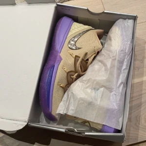 Kyrie 5 Ikhet Concept (Nike) - Säljer mina Kyrie 5 ikhet concept (Nike) Då jag inte anväder dom längre för att dom inte passar min spelstil, storlek 43. Nypris 558$ ≈ 5752kr Använda i kanske några veckor.