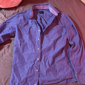 Peak performance skjorta  - Säljer nu denna sjukt fina skjorta som ja haft på några gånger. Jättefin och kostar 1799 kr ny då jag köpte den. Mitt pris är 500 kr men kan diskuteras. Hör vad ig vid frågor 