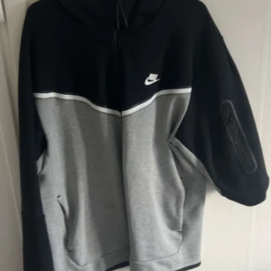 Nike tech - Nike tech. Använd flera gånger och i relativt bra skick. Har ett litet hål i ärmen