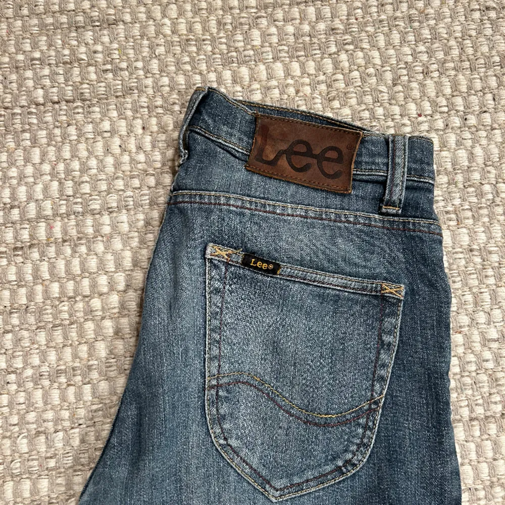 Snygga blåa vintage low waisted Lee jeans. Använda men i fint skick. Storlek W28L31.  150kr . Jeans & Byxor.