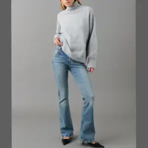 Low waist bootcut jeans från gina. Använt en gång, säljer pga att de inte kommer till användning. skriv privat för egna bilder💕 