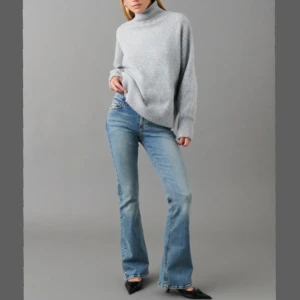 low waist bootcut jeans  - Low waist bootcut jeans från gina. Använt en gång, säljer pga att de inte kommer till användning. skriv privat för egna bilder💕 