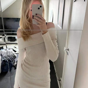Stickad offshoulder klänning  - Jättesöt men tyvärr lite för stor på mig, bara använd en gång så gott skick!  Väldigt tjock och skön i materialet🔥