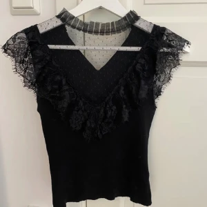 Spetstopp  - Supersnygg fest topp med snygga spetsdetaljer. Superbra skick, storlek  xs/s. Säljer då den tyvärr inte kommer till användning 💞
