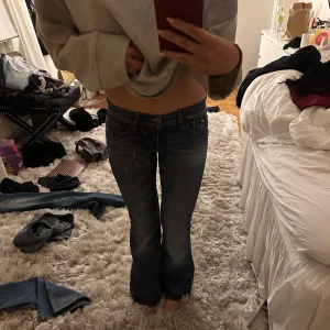 Lågmidjade jeans - Låga jeans från märket Gas. Tyvärr sitter de lite väl tajt på mig. Midjan är cirka 35/36cm tvärs över. Kom med prisförslag❤️