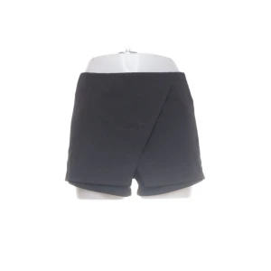 Svarta shorts - Dessa är i storlek S men är stora i storleken!! De passade inte mig så säljer dom :( köpta för 170kr från subdued!! Är i bra skick 🫶🏻