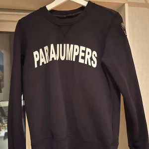 Parajumper crewneck - Parajumper crewneck (barn storlek) Strl M i barn storlek passar (164cm) Nypris ca 1500kr Pris diskuterbart vid snabb affär