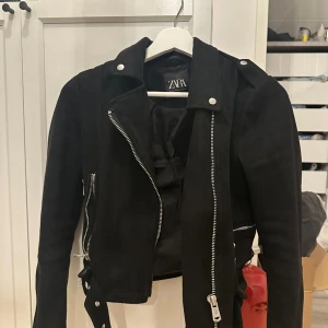 Mockajacka - Säljer min mockajacka som e i bra skick! Storlek xs! Säljs pga kommer inte till användning 