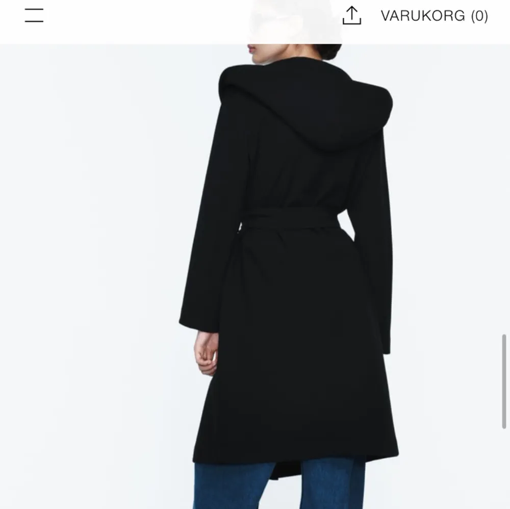 Säljer Zara kappa som jag köpte i vintras men som ej kommer till användning då jag har två och blir att jag använder den andra mer, så denna är i nyskick. Storlek S. Köptes för 599 och priset är diskuterbart . Jackor.