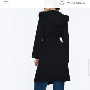 Säljer Zara kappa som jag köpte i vintras men som ej kommer till användning då jag har två och blir att jag använder den andra mer, så denna är i nyskick. Storlek S. Köptes för 599 och priset är diskuterbart 