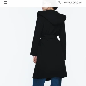 Zara Kappa  - Säljer Zara kappa som jag köpte i vintras men som ej kommer till användning då jag har två och blir att jag använder den andra mer, så denna är i nyskick. Storlek S. Köptes för 599 och priset är diskuterbart 