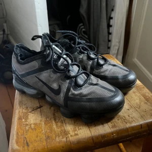 Nike Vapormax - Strl eu 40 Skicket är bra. Inga hål eller missfärgat. Har bara inte använt dem Erich nu urväxta