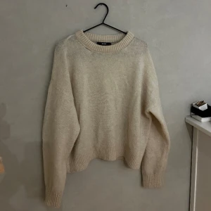 Stickad tröja - Väldigt fin beige stickad tröja från bikbok i storlek S. Alpackablend.  85kr