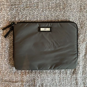 Day datorfodral 💘 - Stilrent datorfodral från Day! Har en fläck på baksidan, vilket syns på sista bilden. Annars välbehållen och i fint skick! 💓