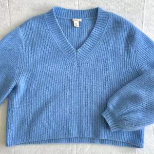 Stickad himmelsblå tröja i ull och mohairmix från H&M’s premiumavdelning. Sparsamt använd och är i felfritt skick. Storlek XS men är oversized så passar även S.