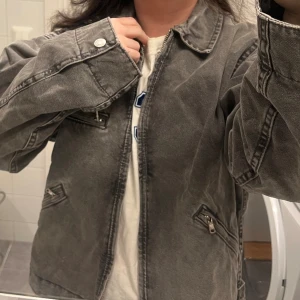 Jacka i denim från Zara - Jätrefin jacka, men beställde två storlekar därav säljer jag denna💕 den är ny med prislapp kvar, slutasåld på Zaras hemsida!  Köparen står för frakten 💌  