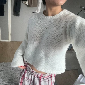 Stickad med öppen rygg - Säljer min jätte fina stickade tröja från Nakd med öppen rygg då den inte kommer till användning!🩷🩷