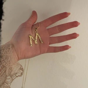 Halsband med ett M  - Aldrig använt mitt halsband i guld, skriv om ni är intresserade, ordinarie pris: 199 kr 