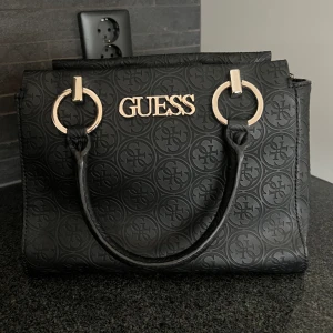 Guess väska  - Guess väska i helt ny skick, passar med allt 😊säljer den för jag använder inte den.  